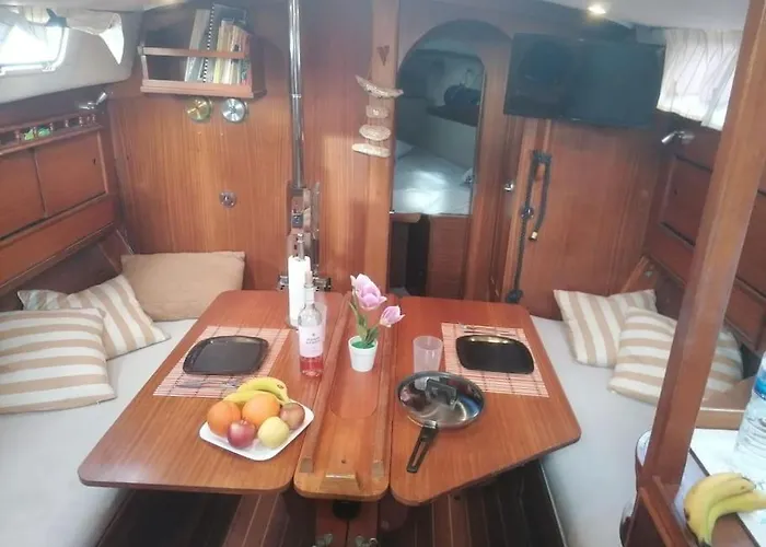Cozy Sailboat Experience